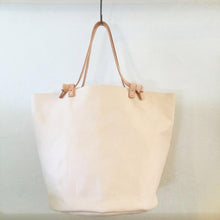 Load image into Gallery viewer, Edie Kahula Pereira Goods Large Leather Basket 2-3 oz veg tan with short handles  www.ediekahulapereira.com
